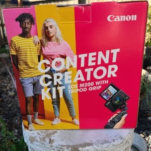 Canon EOS M200 Content Creator Kit with Tripod Grip